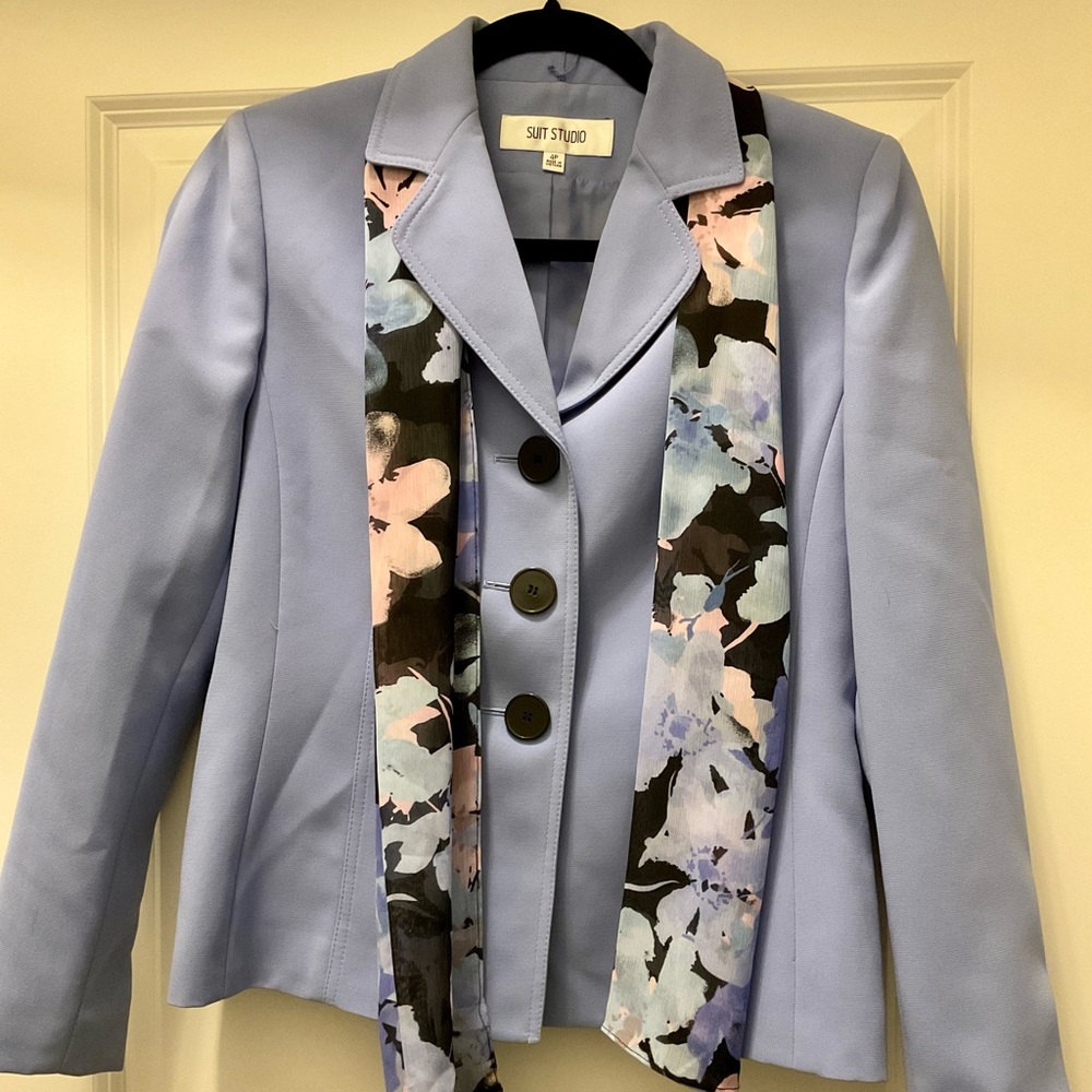 Suit studio periwinkle blazer with scarf